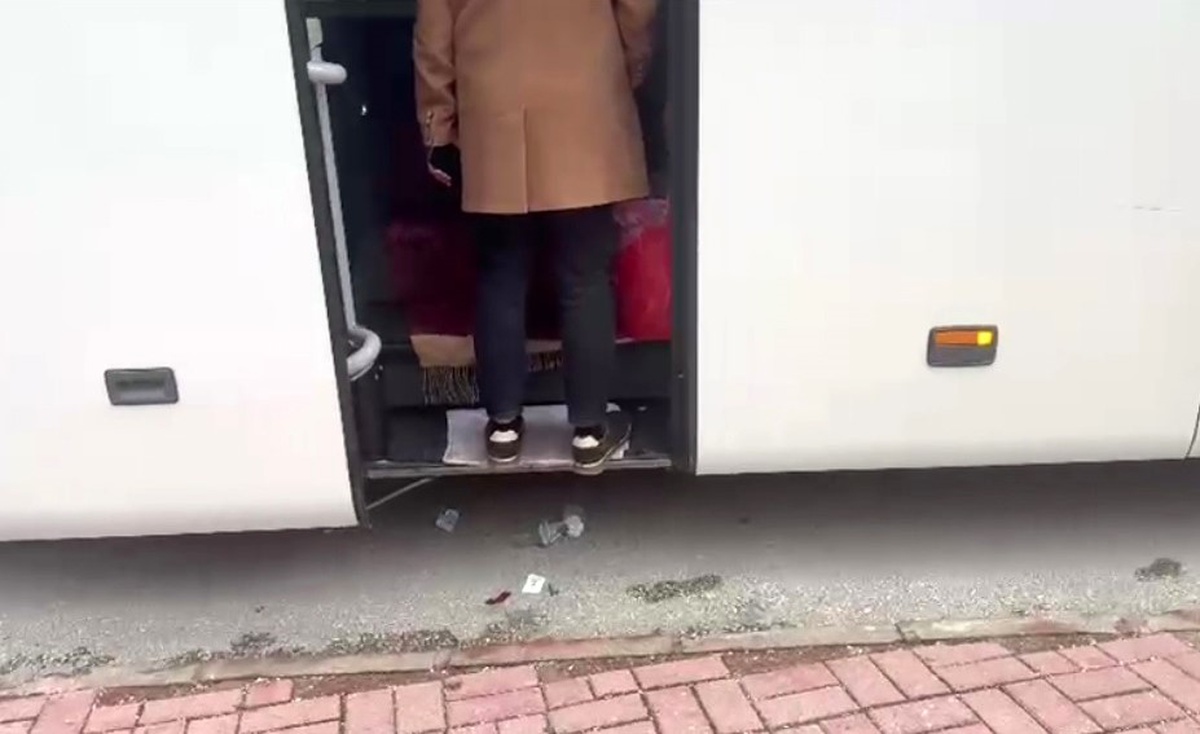 Bilecik'te tur otobüsü muavininin yola attığı çöpler zabıtaca toplatıldı