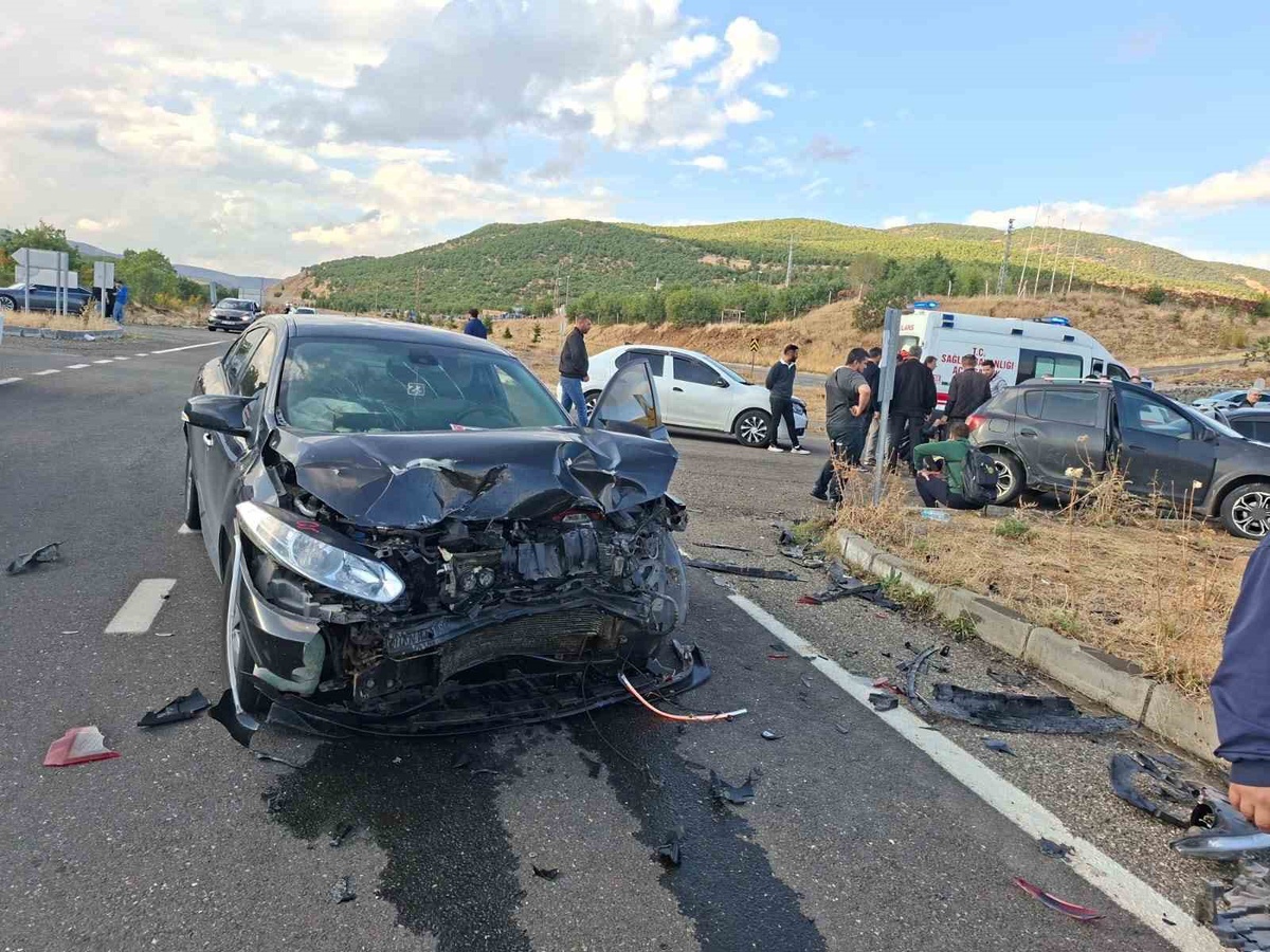 Bingöl'de iki otomobil çarpıştı, Yeni Sancak Çevre Yolu'nda 3 kişi yaralandı