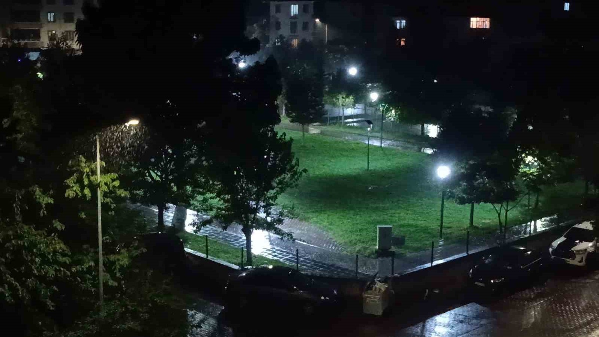 Bingöl'de sağanak gece yarısına kadar sürdü, Meteoroloji uyarılarını sürdürdü