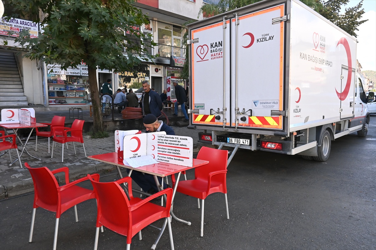 Bitlis Hizan'da Türk Kızılay kan bağışı kampanyasına vatandaşlar destek veriyor