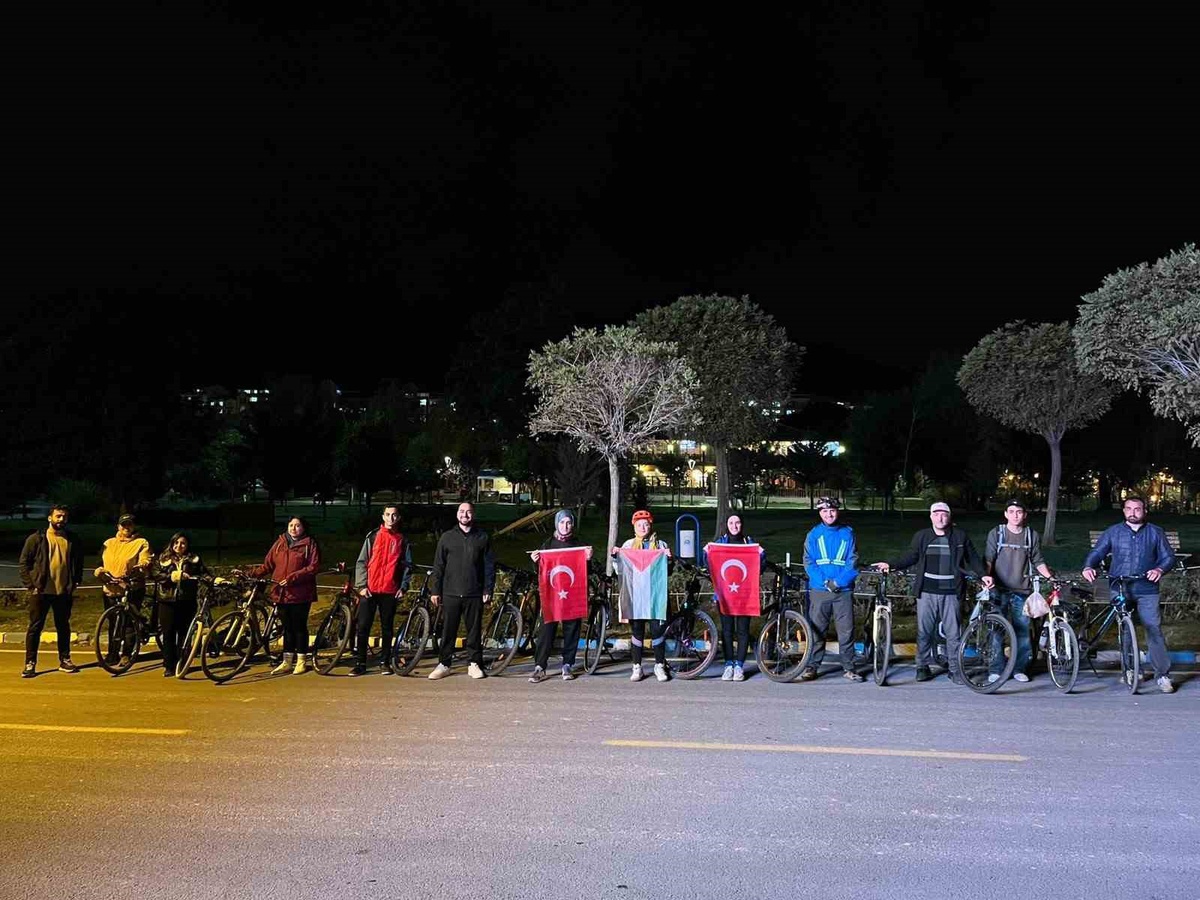 Bitlis Tatvan'da Run Club ve Van Gölü Aktivistleri Derneği Gazze için pedal çevirdi
