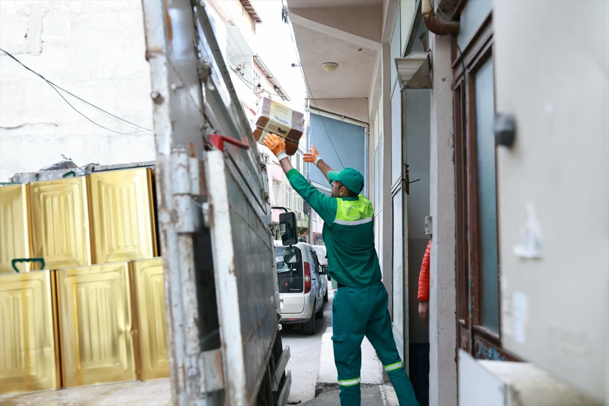 Bursa Osmangazi'de ruhsatsız depodaki yaklaşık 6,5 ton gıda imha edildi