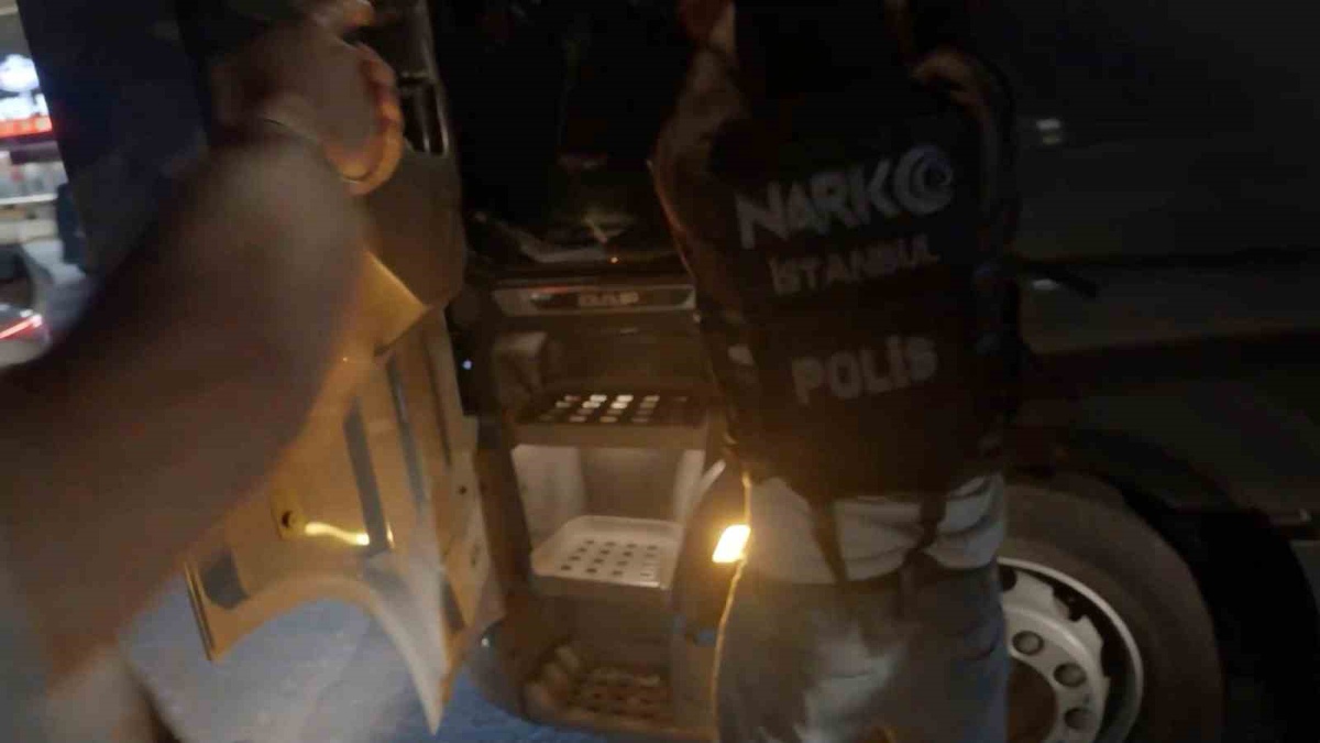 Büyükçekmece'de tıra baskın düzenlendi, 84 kilo 700 gram skunk ele geçirildi