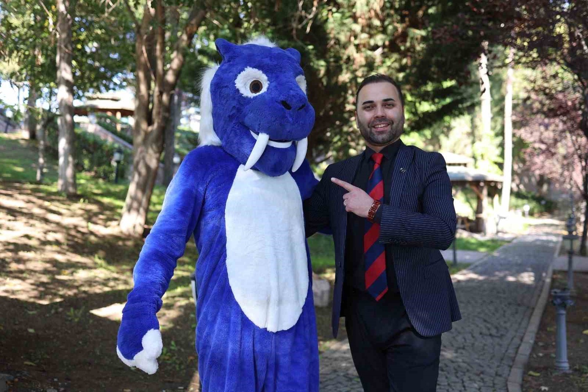 Çankırılı vatandaş, 8,5 milyon yıllık kılıç dişli kaplanın kostümüyle kenti tanıtıyor