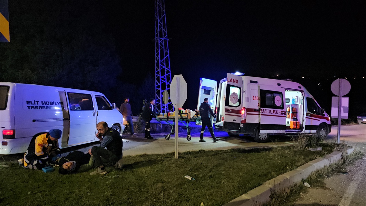 Çorum'da otomobil ile minibüs Kuşsaray kavşağında çarpıştı, 3 kişi yaralandı