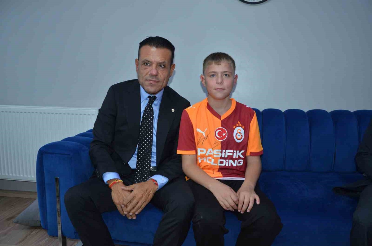 Dinçer Azaphan, Soma'da ölen Kerim Ören'in oğlu Yaşar'ı Kırkağaç'ta ziyaret etti