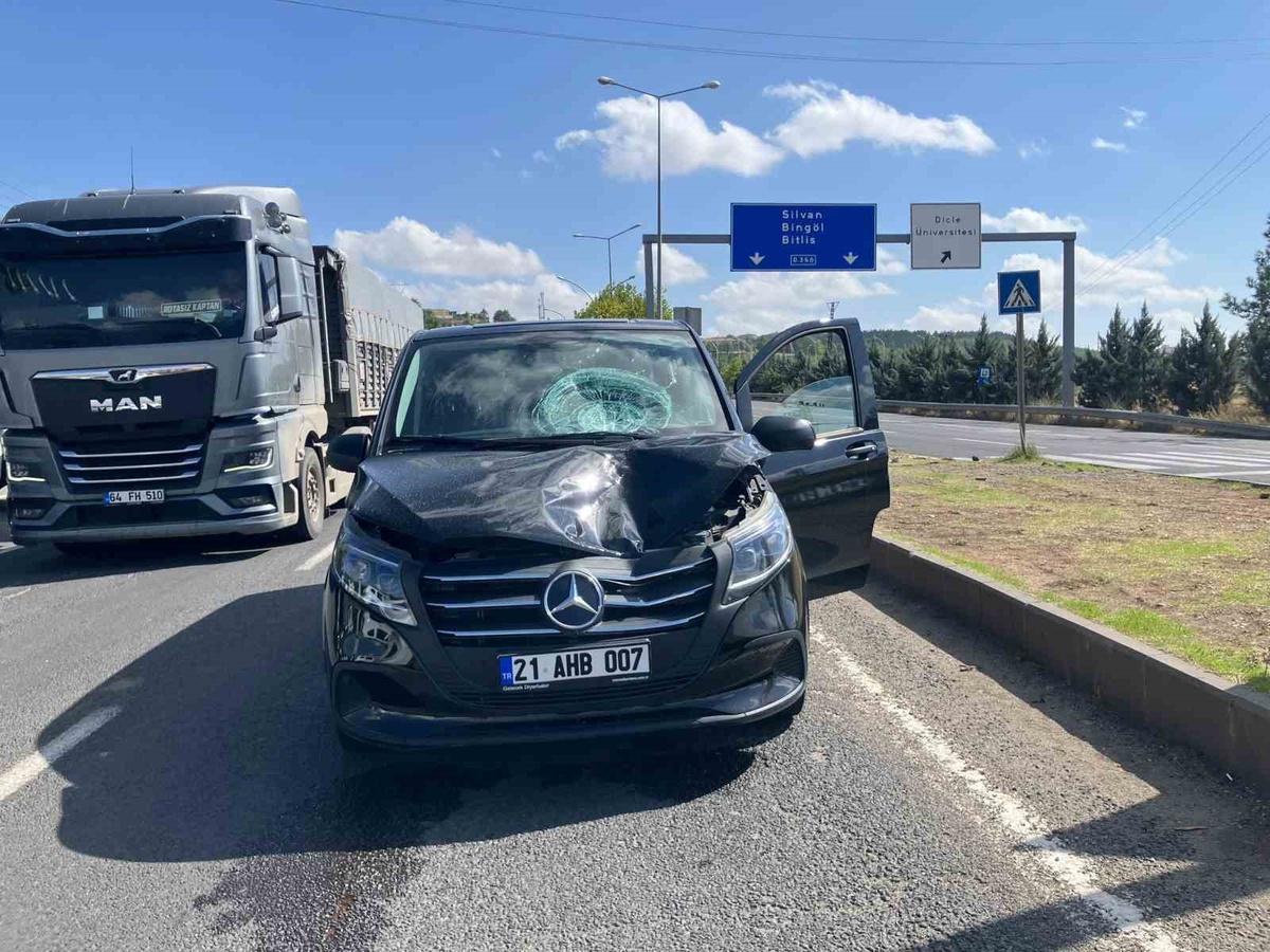 Diyarbakır Sur'da yolu geçmeye çalışan kişiye araç çarptı, yaralı ağır yaralandı