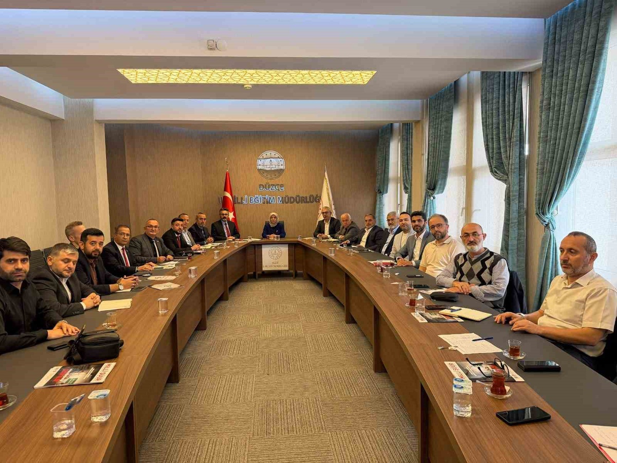 Düzce'de imam hatip okulları müdürleri Gülşen Özer başkanlığında toplandı