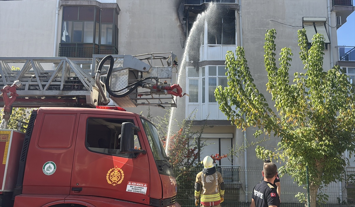 Edirne'de 4 katlı apartmanın mutfağında çıkan yangın itfaiyece söndürüldü