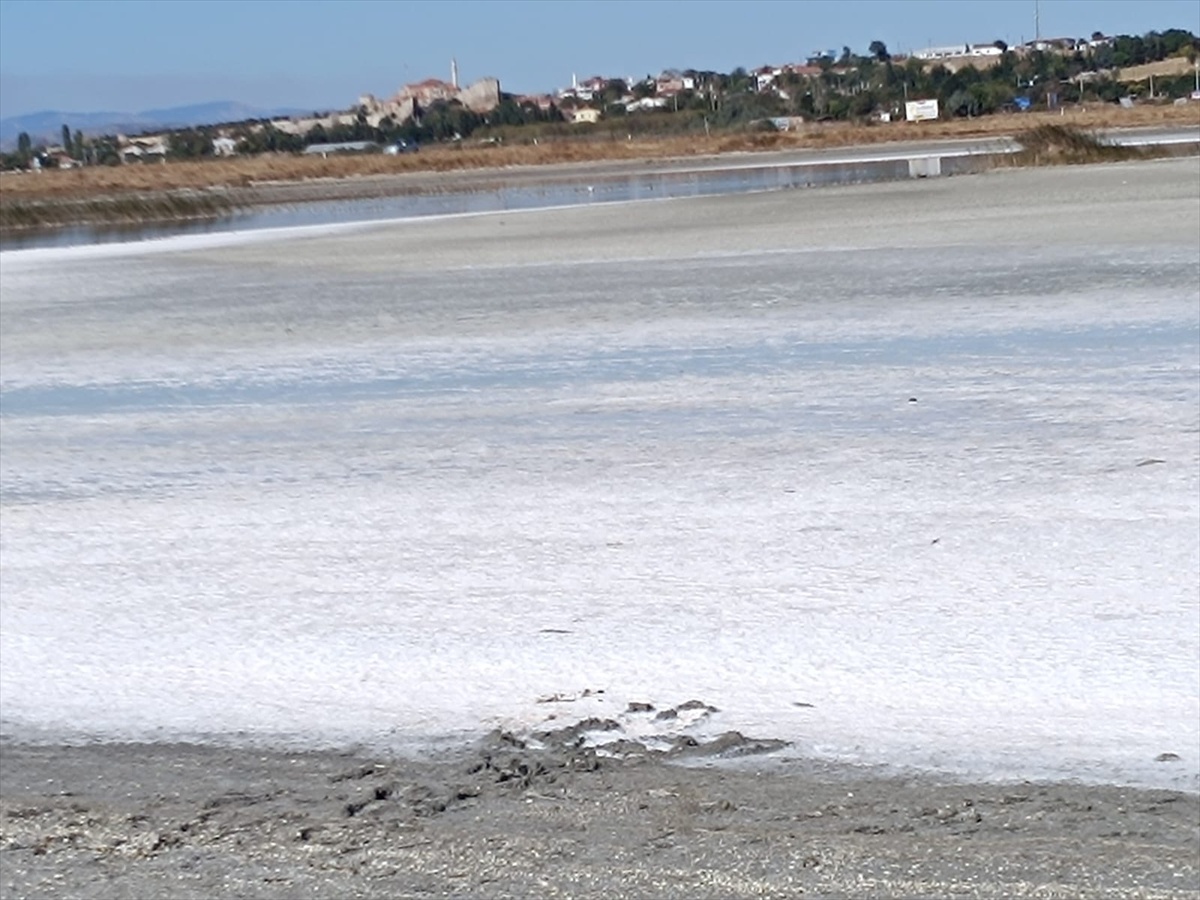 Edirne Enez'de Tatlısu Gölü sıcak hava etkisiyle kurudu, tabanında tuz oluştu