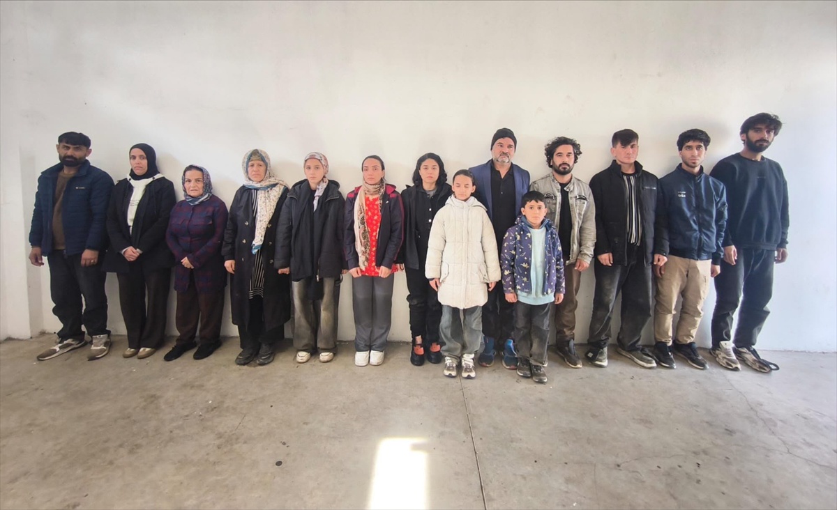 Edirne Meriç'te 2 araçta 16 düzensiz göçmen yakalandı, 2 şüpheli tutuklandı