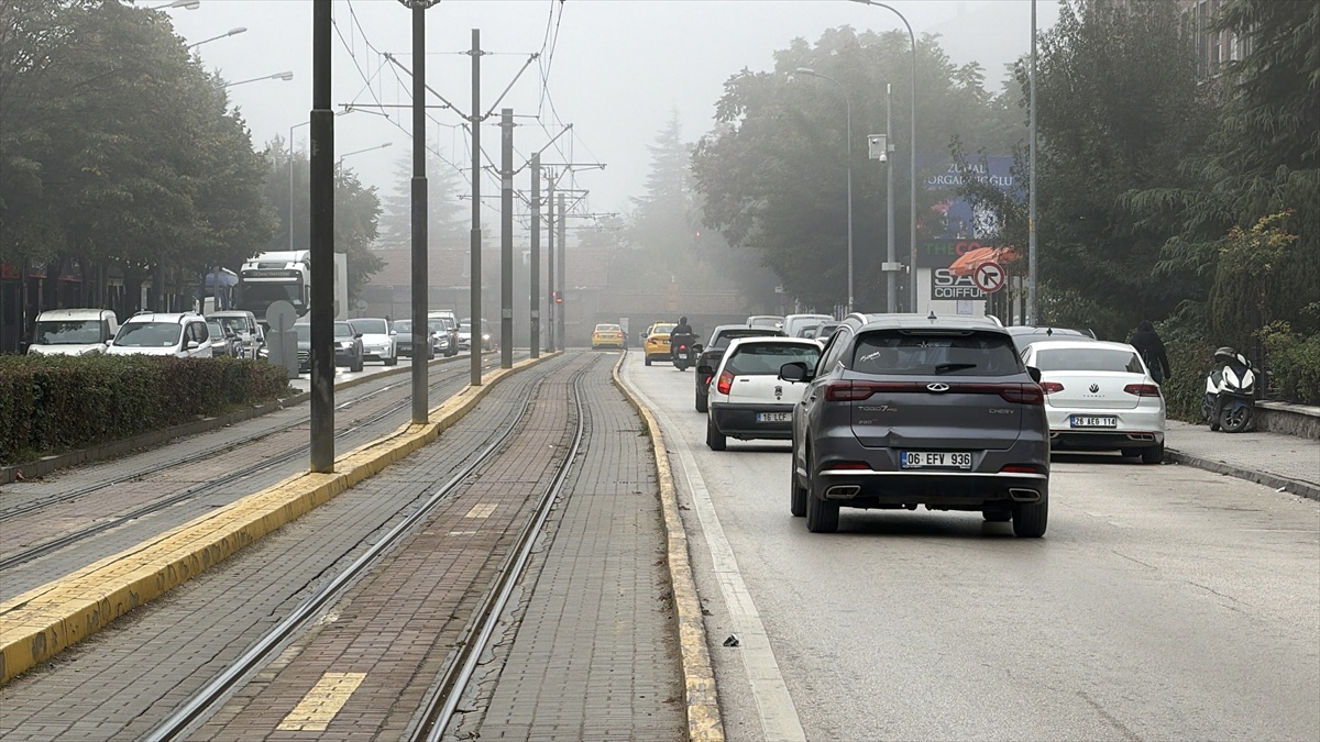 Eskişehir'de etkili olan sis görüş mesafesini düşürdü, sürücüler kontrollü ilerliyor