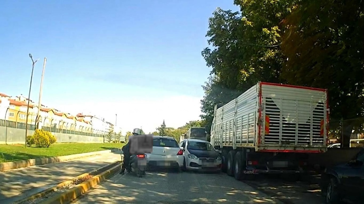 Eskişehir Tepebaşı'nda ters yöne giren otomobil kazaya ramak kala kameraya yakalandı