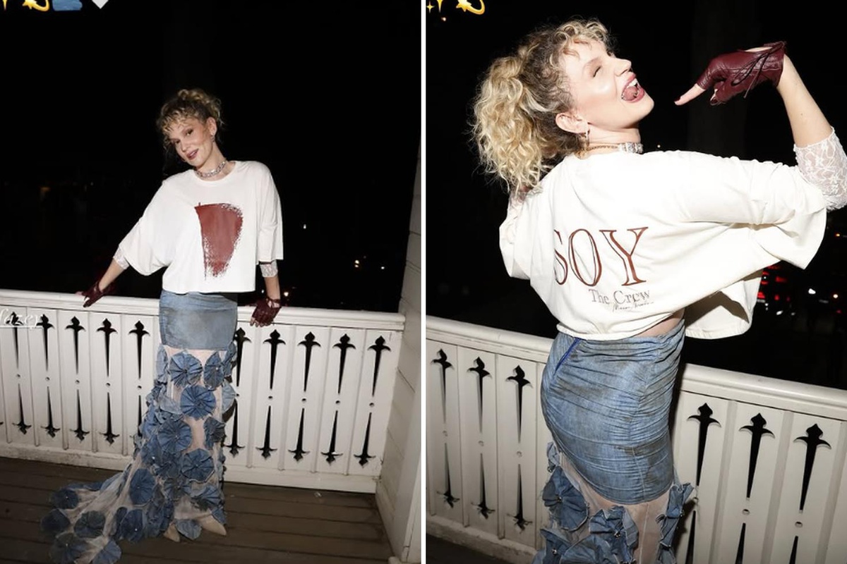 Farah Zeynep Abdullah 'Soy' filminin galasına filmin adının yazılı olduğu bir tişörtle katıldı