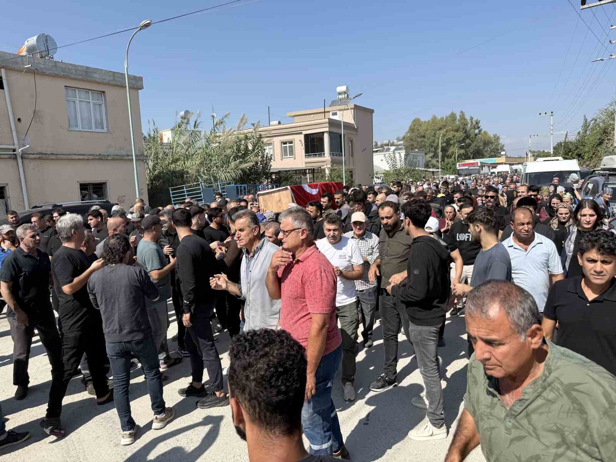 Gemi faciasında naaşı bulunan üniversiteli genç Mersin Tarsus'ta toprağa verildi