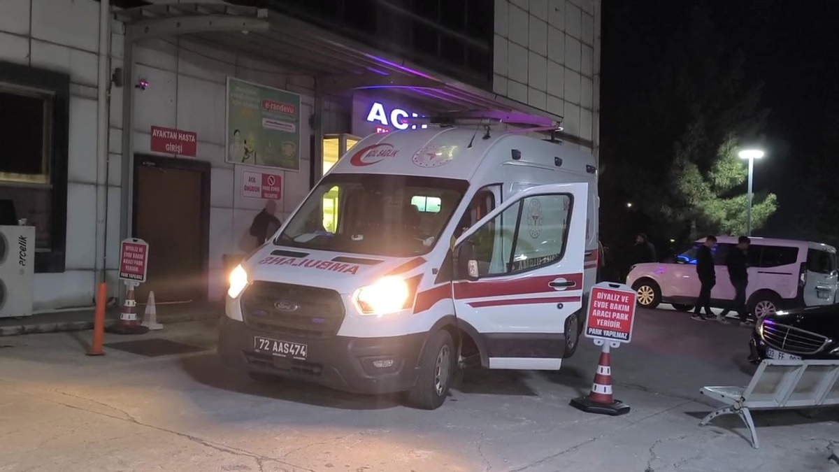 Gercüş'te sürücü hakimiyetini kaybetti, otomobil bahçeye daldı, 5 kişi yaralandı