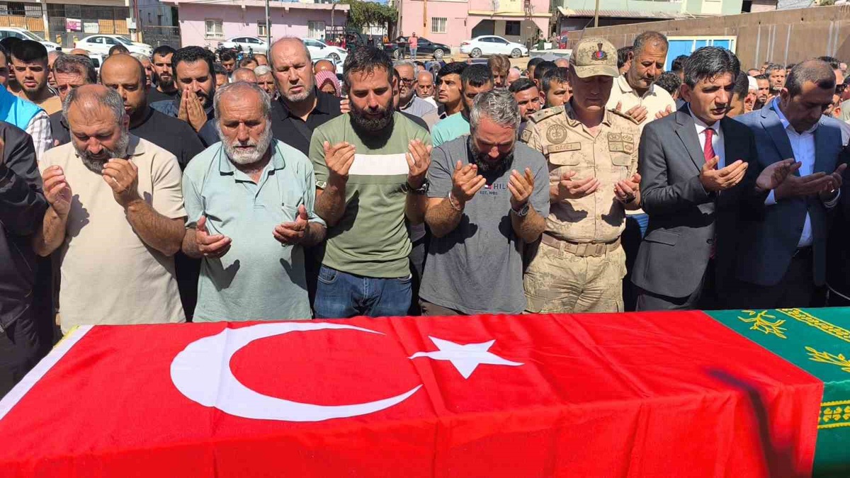 Girne açıklarında batan gemide ölen Mahmut Demir, Hatay Reyhanlı'da toprağa verildi