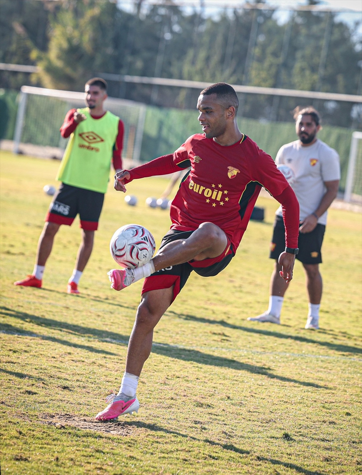 Göztepe, Eyüpspor deplasmanı öncesi çalışmalarını Stoilov yönetiminde sürdürdü
