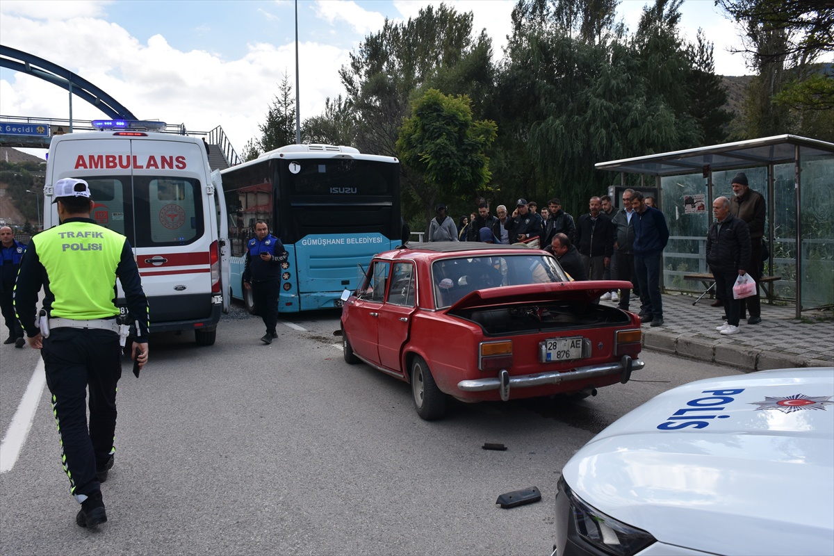 Gümüşhane'de otomobil duraktaki belediye otobüsüne çarptı, 2 kişi yaralandı