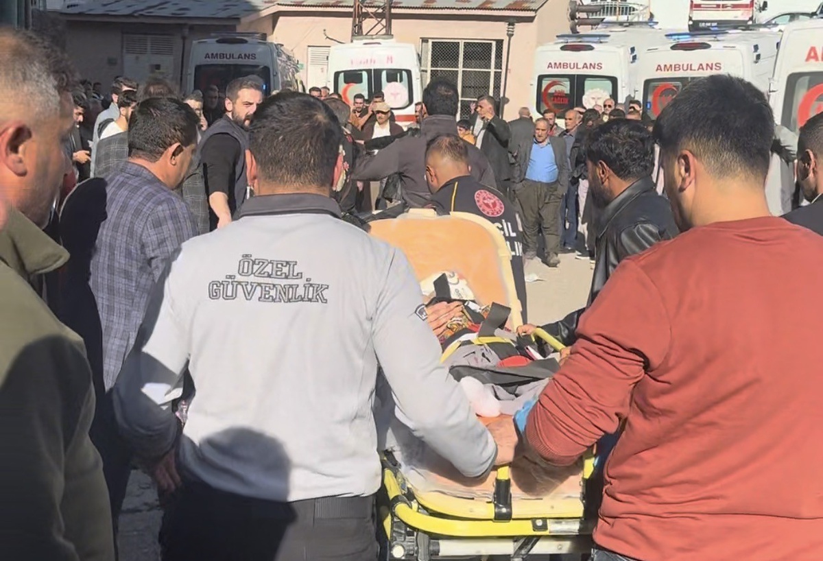 Hakkari'de kafa kafaya çarpışan araçlarda 2 yaşındaki çocuk öldü, 7 kişi yaralandı