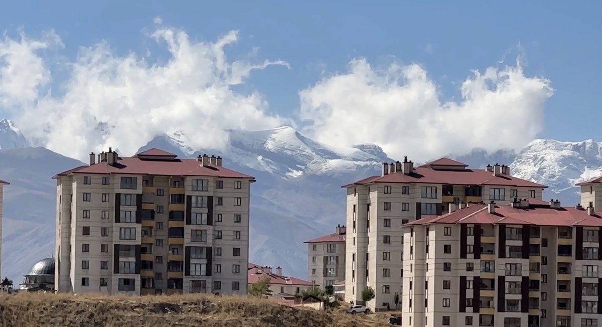 Hakkari Yüksekova'da mevsimin ilk karı Cilo Dağları'nın zirvelerini kapladı