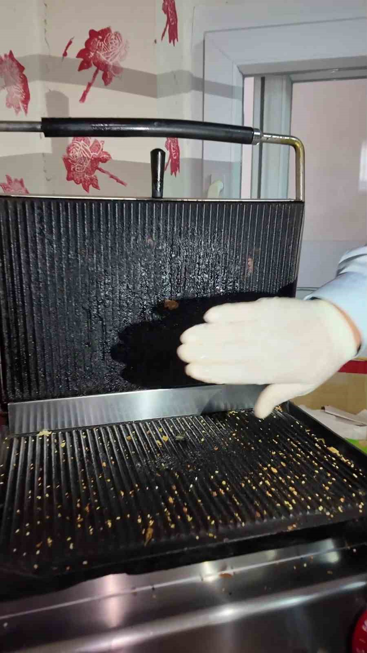Hatay Dörtyol'da kantinde temizlenmemiş tost makinesi, 1 yıl geçmiş döner bulundu