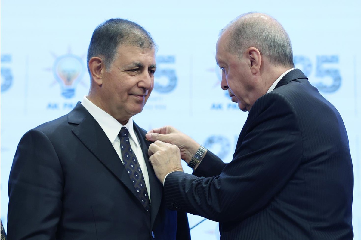 İzmir AK Parti'ye geçti! Cemil Tugay'a rozetini Cumhurbaşkanı Erdoğan taktı