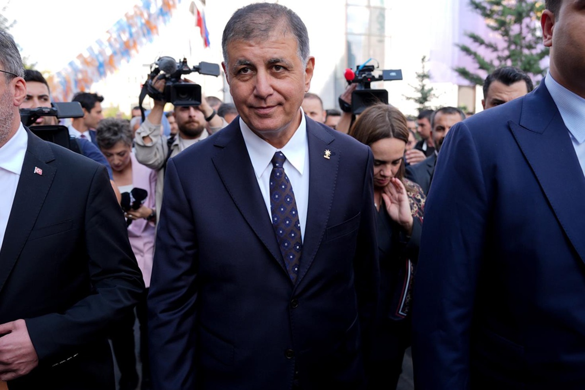 Cemil Tugay'ın AK Parti'ye geçmesi sonrası İzmir'de ilk istifa