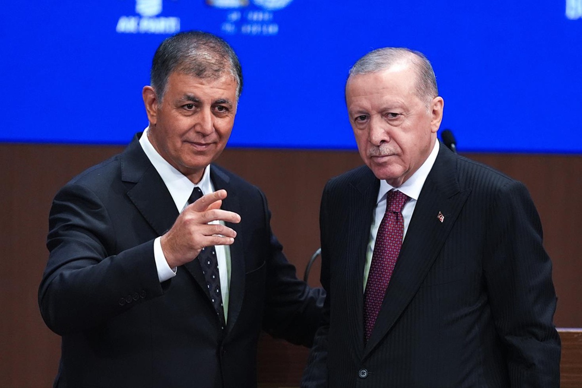 AK Parti rozeti takan Cemil Tugay'dan dikkat çeken sözler: İzmir bir anda rahatlayacak