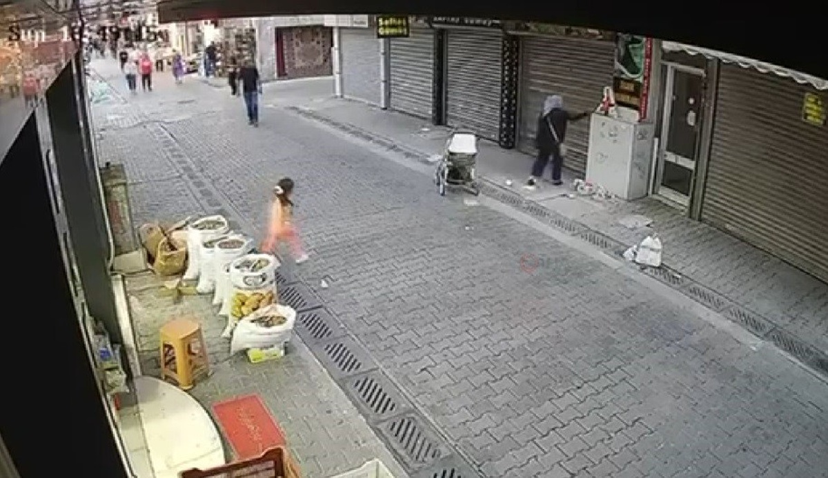 İzmir Karşıyaka'da trafoda unutulan gümüş takı poşetini kadın alıp götürdü