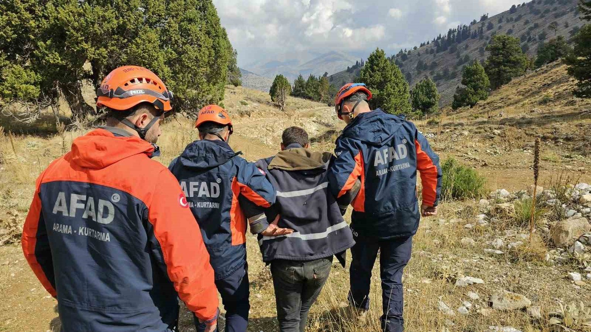 Kahramanmaraş Göksun'da rahatsızlanan çoban, AFAD ve jandarma ekiplerince kurtarıldı