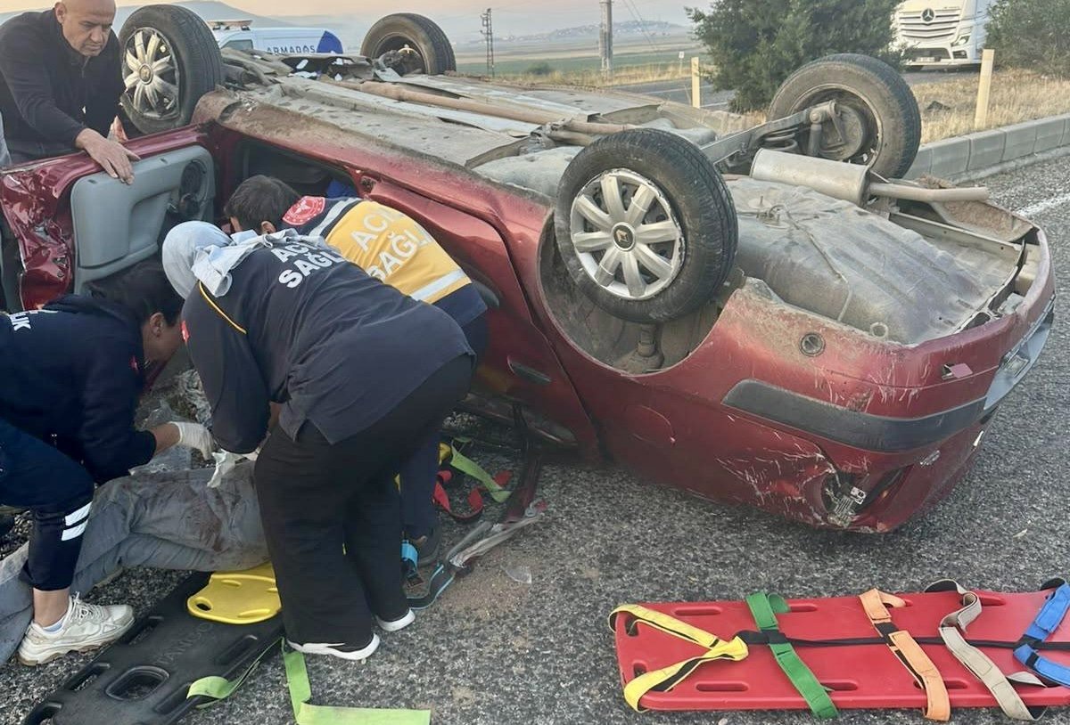 Kahramanmaraş Pazarcık'ta takla atan otomobilde sıkışan yaralı sürücü kurtarıldı
