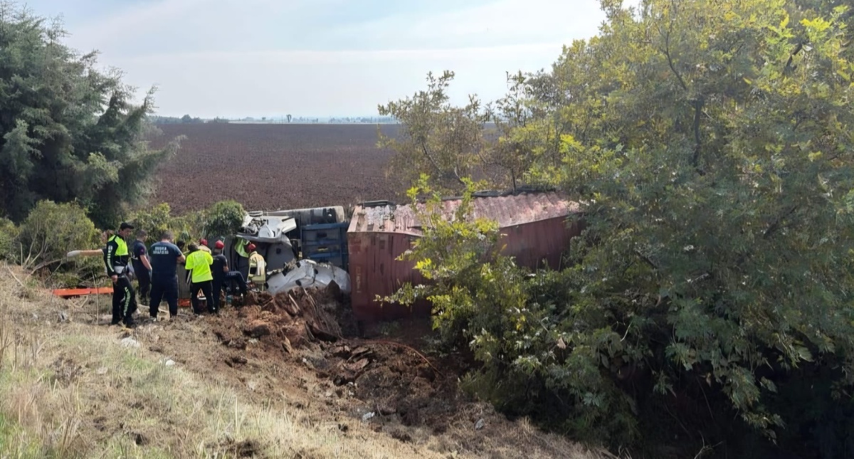 Karacabey'de kontrolden çıkan TIR tarlaya uçtu, 61 yaşındaki sürücü yaralandı