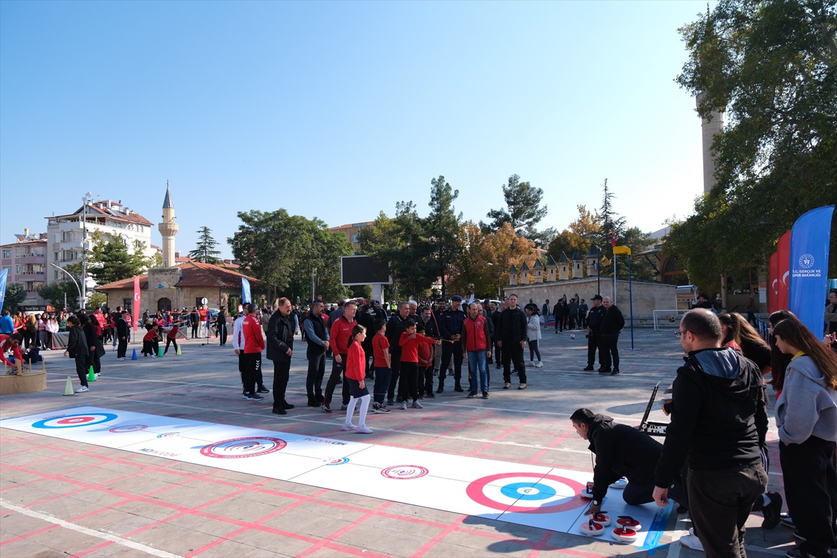 Karaman'da Amatör Spor Haftası etkinliğinde protokol ve öğrenciler meydana yürüdü
