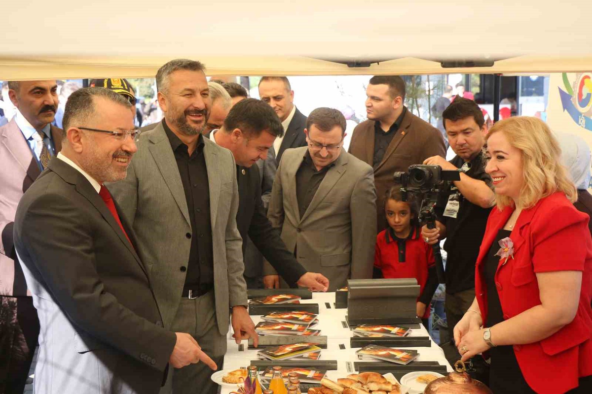 KBÜFEST'te 81 ilden öğrenciler kültürlerini tanıttı, Rektör sosyal vatanı anlattı