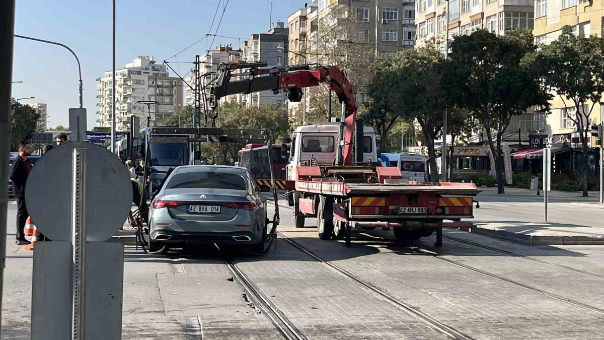 Konya'da tramvay yoluna giren otomobil, seferleri durdurdu, çekiciyle kaldırıldı