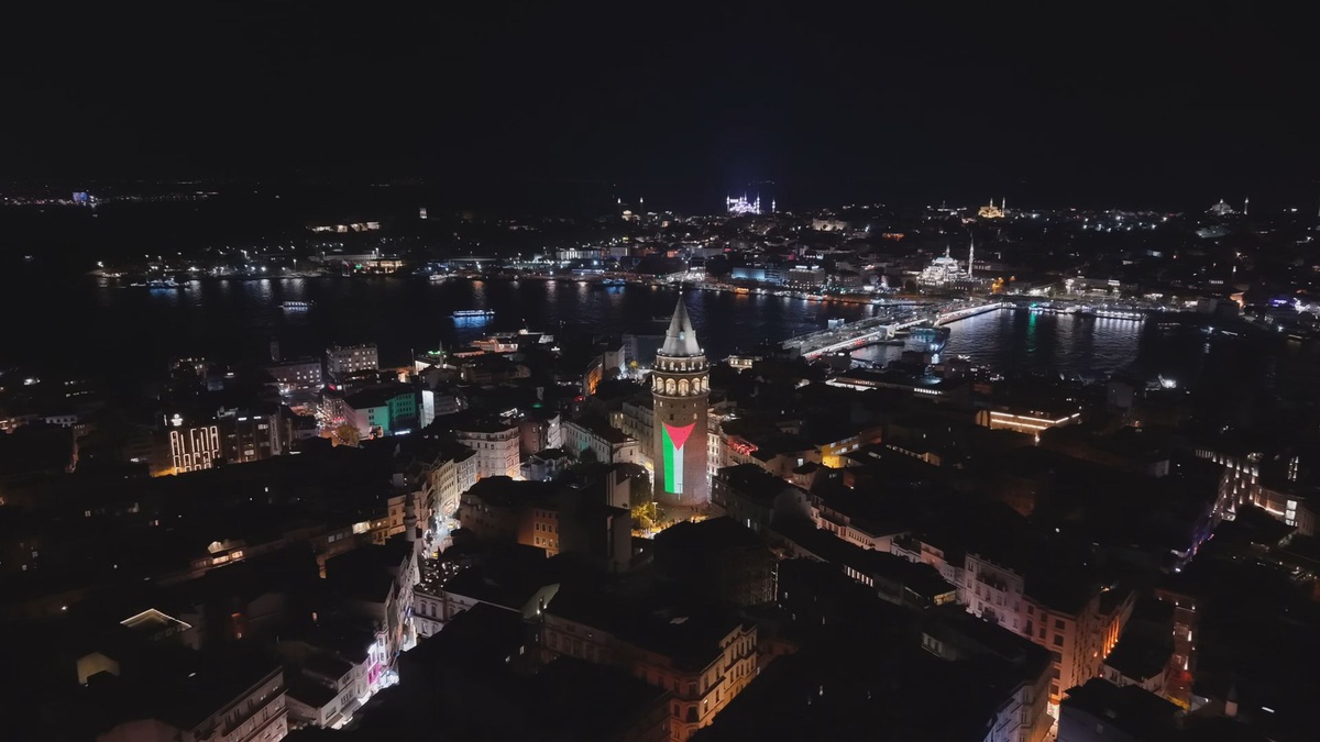 Galata Kulesi'ne Filistin bayrağı yansıtıldı! Bakan Ersoy'dan Gazze mesajı