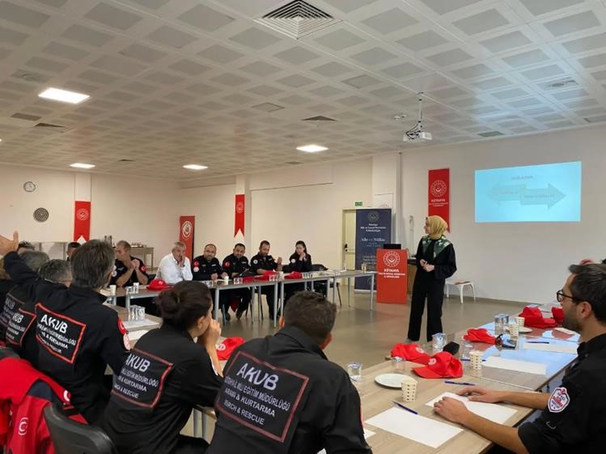Kütahya'da AKUB gönüllüleri afetzedeler için psikolojik ilk yardım eğitimi aldı