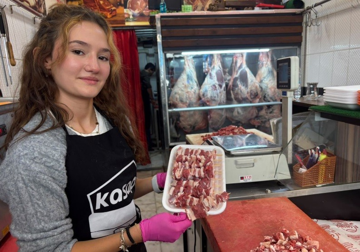 Kütahya Tavşanlı'da 18 yaşındaki genç kız, kasaplıkta maharetlerini sergiliyor