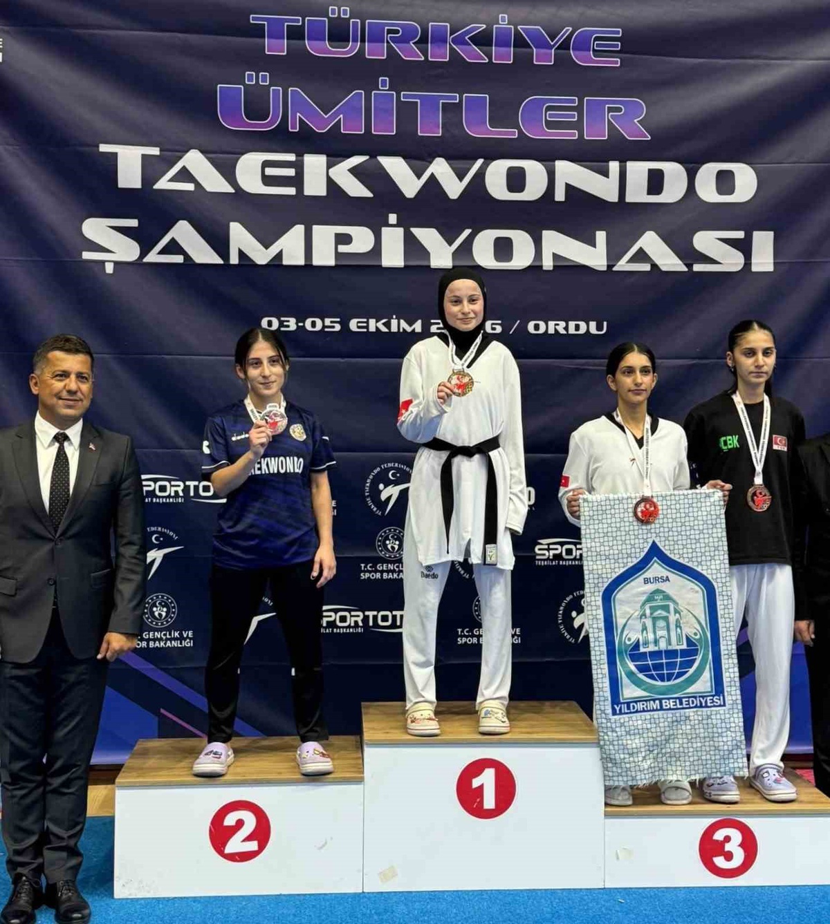 Mersinli Ayşe Orhan, Ümitler Türkiye Taekwondo Şampiyonası'nda gümüş madalya kazandı.