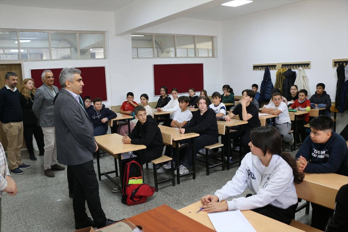 Merzifon Kaymakamı Karaaslan, Gazi Ortaokulu'nda öğrencilerle sohbet etti