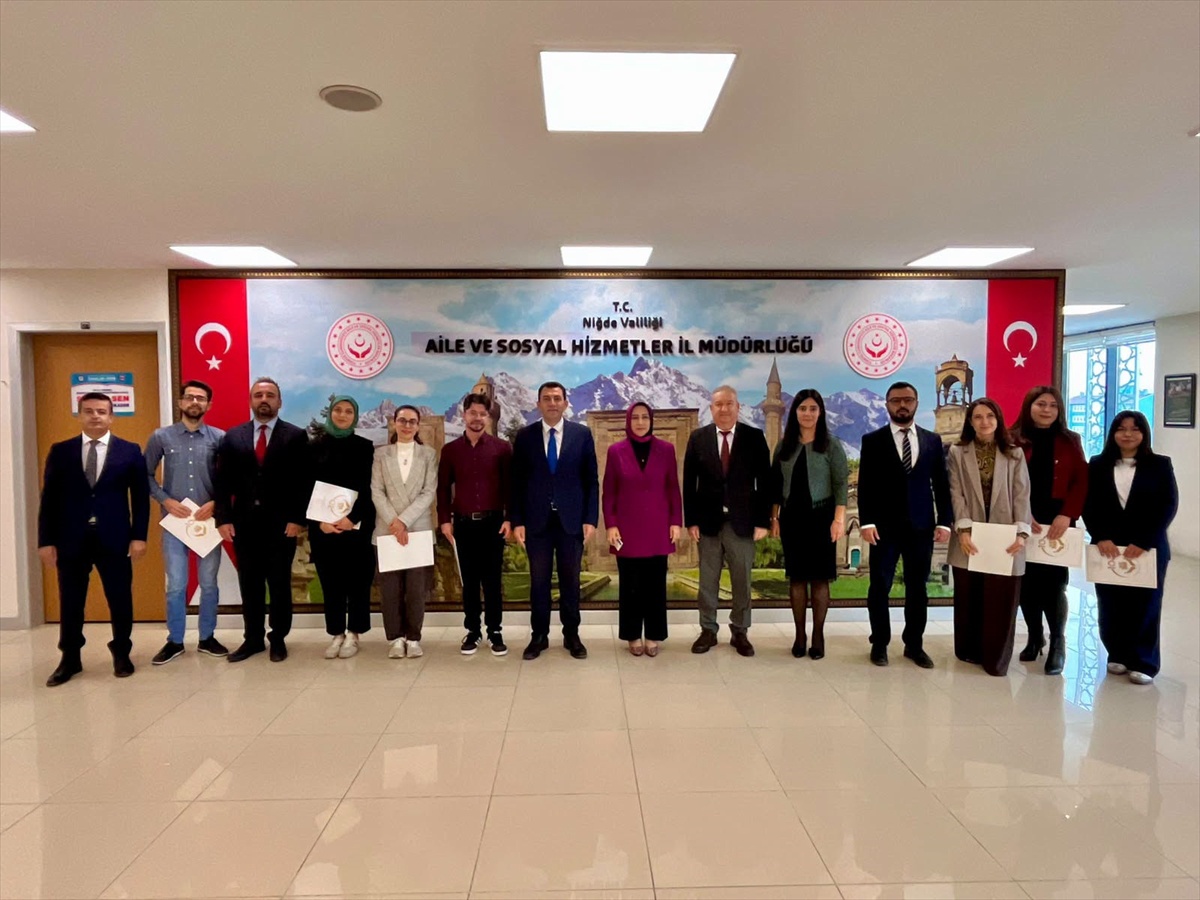 Niğde Halk Eğitim Merkezi'nin işaret dili kursunu bitirenler sertifikalarını aldı