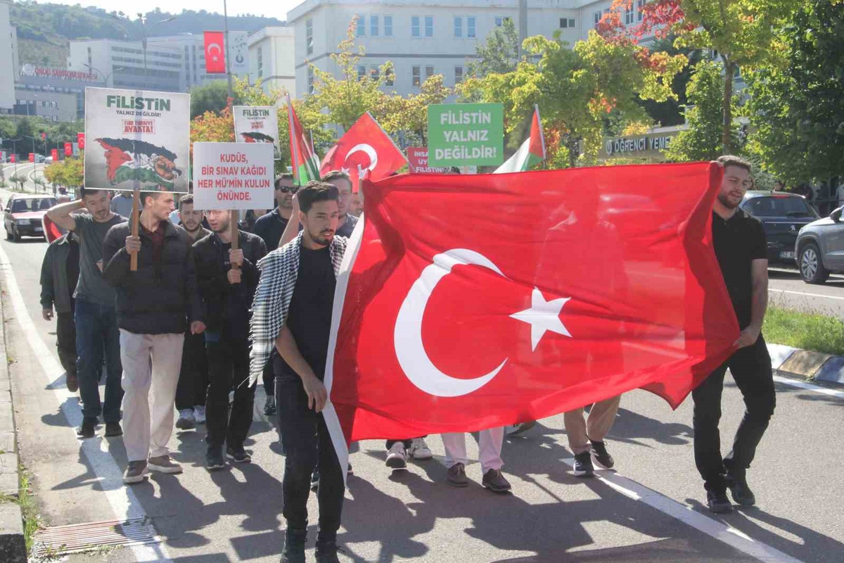 ODÜ'de öğrenciler ve STK üyeleri Filistin ve Doğu Türkistan için yürüdü