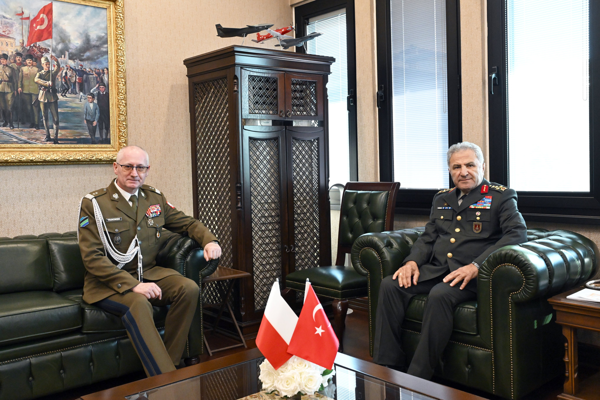 Orgeneral Tokel, Polonya Kara Kuvvetleri Müfettişi Fajkowski ile komutanlıkta görüştü