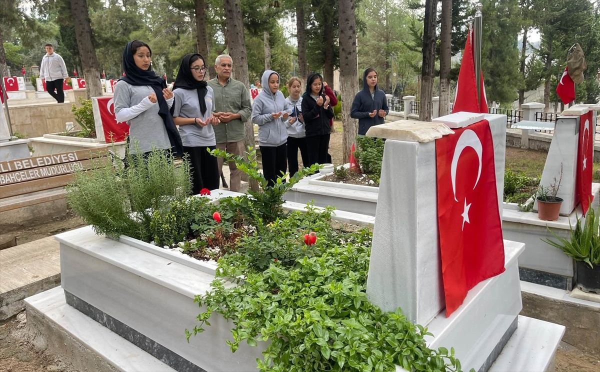Osmaniye'de öğrenciler şehitliği ziyaret etti
