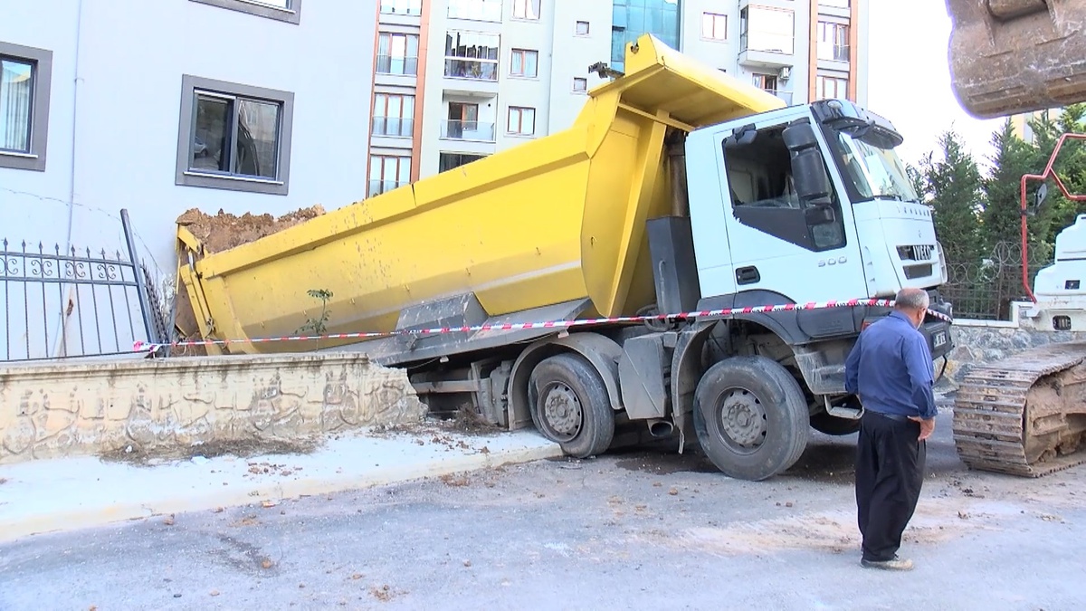 Pendik'te freni boşalan hafriyat kamyonu 6 katlı binanın iş yerine daldı! Şoför kayan araçtan atladı