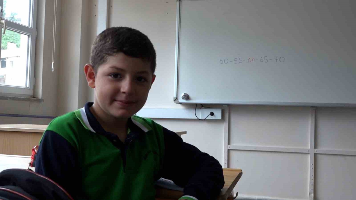 Rize'de lösemiyi yenen 9 yaşındaki Egemen, 3 yıl sonra okuluna kavuştu.