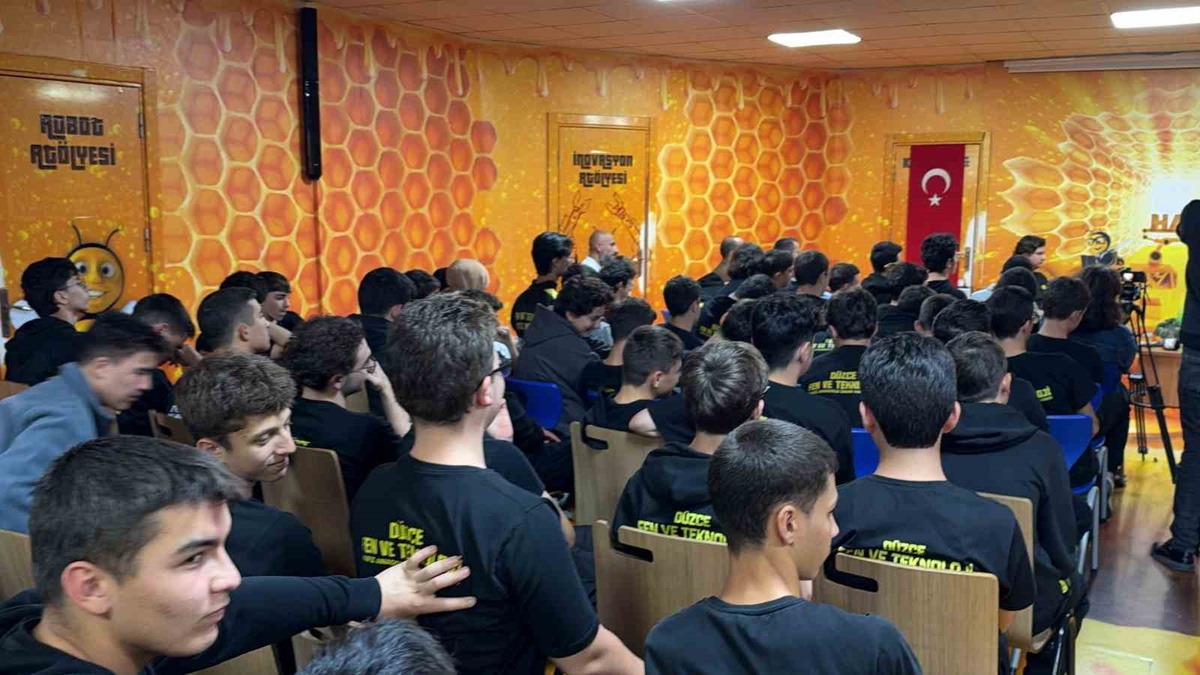 RTÜK üyesi Davulcu, Düzce'de liselilere TV'leri ayakta tutmaya çalıştıklarını söyledi