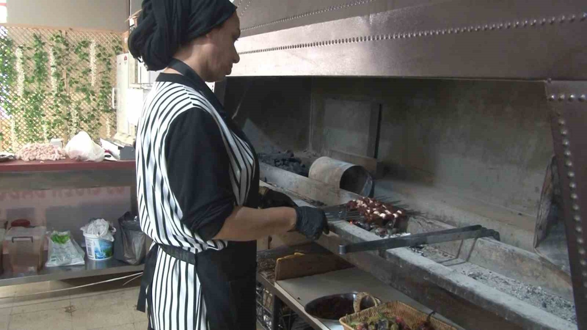 Şanlıurfa'da kadın ustalar ciğer kebabında ocak başına geçti