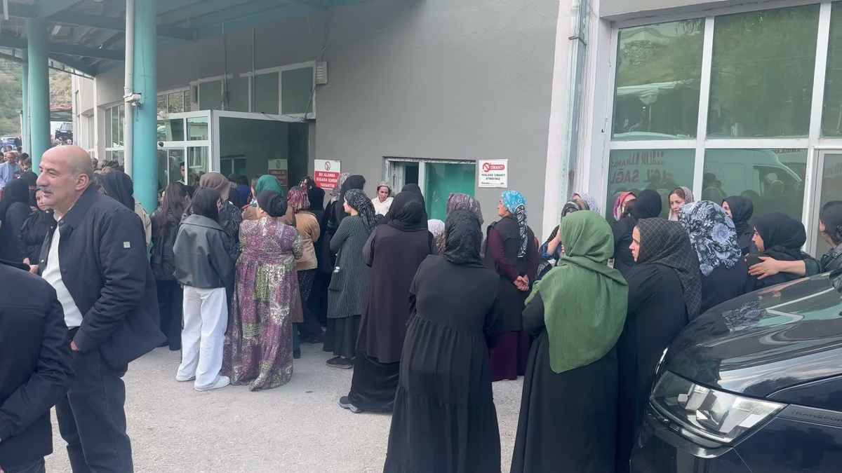 Şemdinli-Yüksekova yolunda kazada 8 kişi yaralandı, 2 yaşındaki çocuk öldü
